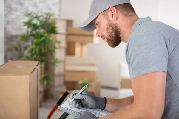 Porträtt Glad Leverans Mannen Med Kartong — Stockfoto