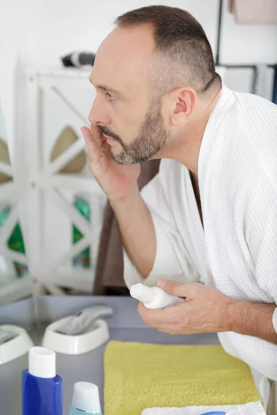 Mogen Stilig Man Rakning Framför Spegeln — Stockfoto