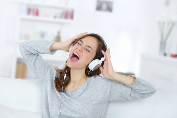 Vrouw Met Koptelefoon Zingen Tijdens Het Luisteren Naar Muziek — Stockfoto