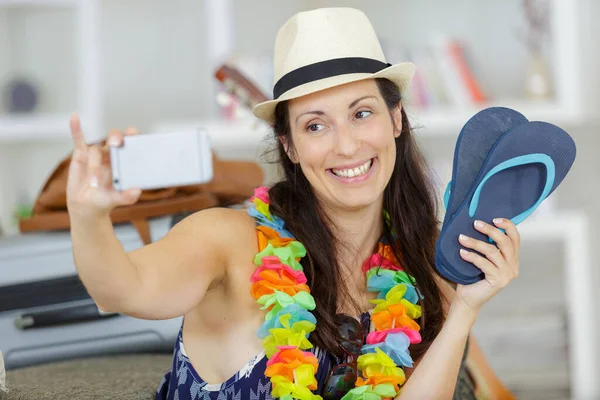 Glückliche Junge Frau Bett Macht Selfie Mit Dem Smartphone — Stockfoto