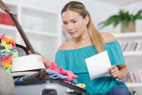 Mujer Empacando Maleta Roja Salón —  Fotos de Stock