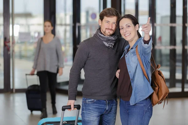 Couple Carrying Luggage Holding Hands — Stock Photo, Image