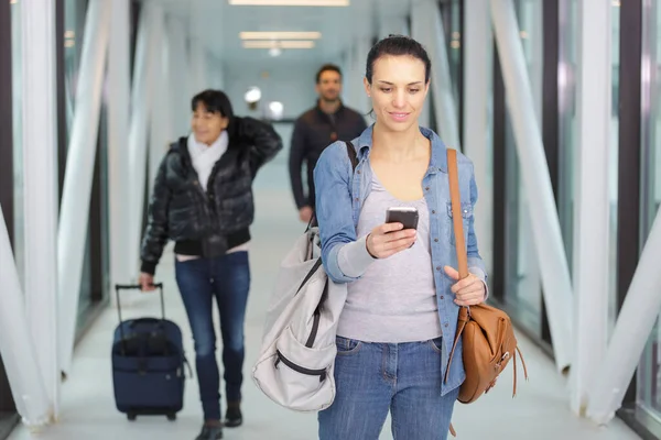 Ung Kvinna Flygplatsen Använder Sin Telefon — Stockfoto