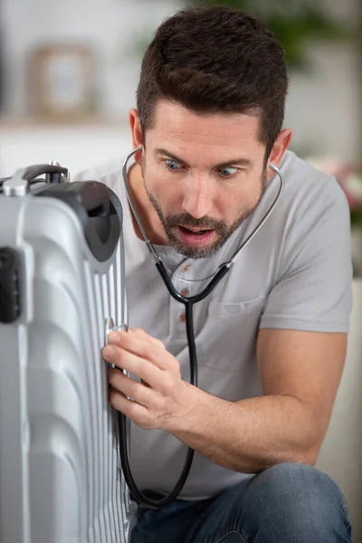 Homme Utilisant Une Valise — Photo