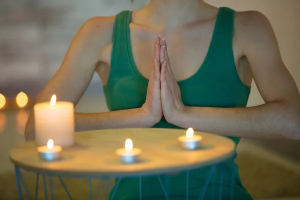 Bijgesneden Beeld Van Vrouwelijke Handen Gebedspositie Door Kaarsen — Stockfoto
