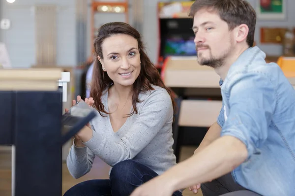 Feliz Pareja Elegir Mueble — Foto de Stock