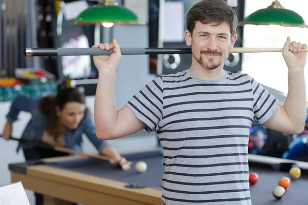 Jonge Gelukkig Man Spelen Biljart Poseren Voor Een Camera — Stockfoto