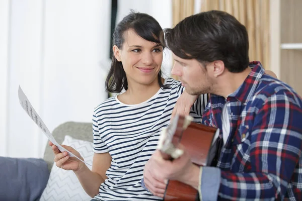 Casal Apaixonado Tocando Guitarra Acústica Casa — Fotografia de Stock