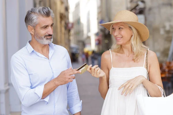 Man Ger Kreditkort Till Flickvän Gatan Sommaren — Stockfoto