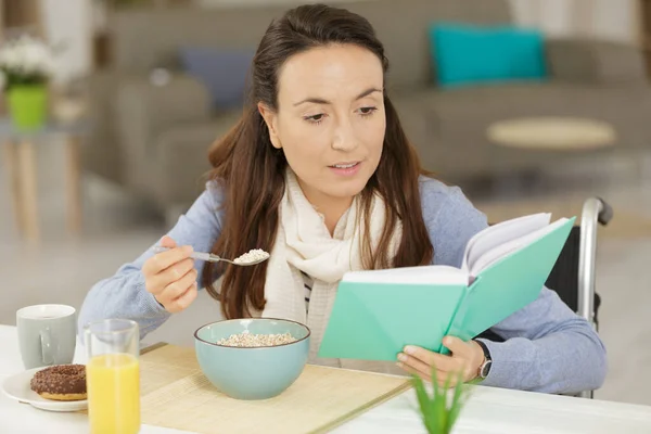 Jovem Deficiente Mulher Lendo Livro Enquanto Toma Café Manhã — Fotografia de Stock