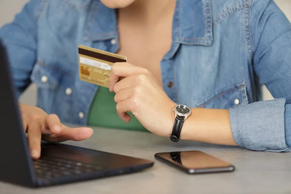 Mulher Comprando Pagamento Line Número Cartão Crédito Leitura Laptop — Fotografia de Stock