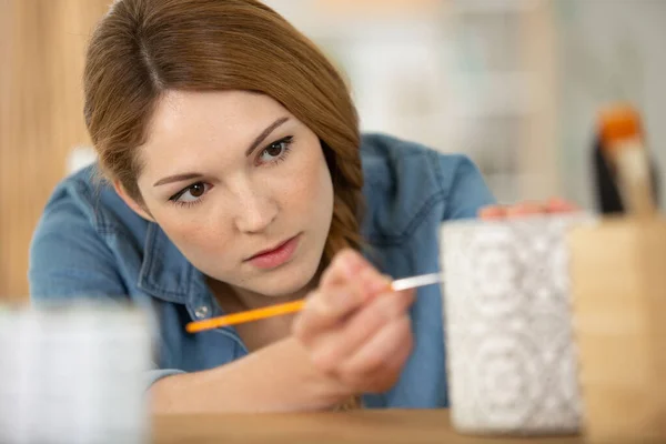 Een Vrouw Schilderen Keramische Aardewerk — Stockfoto