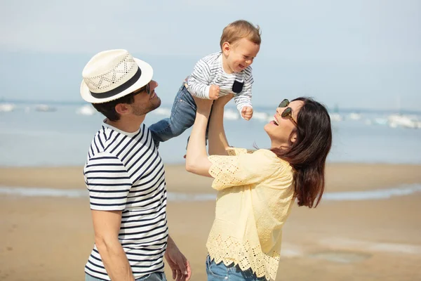 Felice Madre Vomita Bambino Nel Cielo — Foto Stock