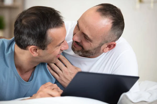 Deux Jeunes Hommes Gays Couchés Sur Lit — Photo