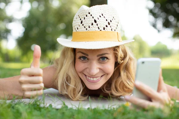 Praten Mobiele Telefoon Duimen Omhoog Liggend Gras — Stockfoto