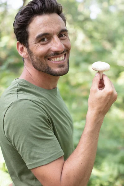 Jovem Colhendo Cogumelos Floresta — Fotografia de Stock