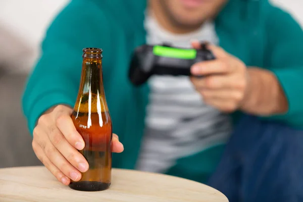 Chico Sentado Sofá Mantenga Joystick Jugando Videojuego — Foto de Stock