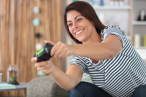 Cheeful Involucrado Chica Jugando Videojuegos — Foto de Stock