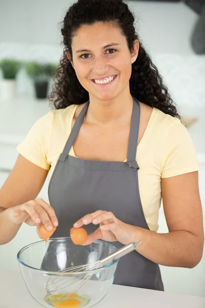 Mulher Quebra Ovo Branco Uma Tigela — Fotografia de Stock