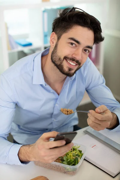 Boldog Üzletember Dolgozik Számítógép Irodában — Stock Fotó
