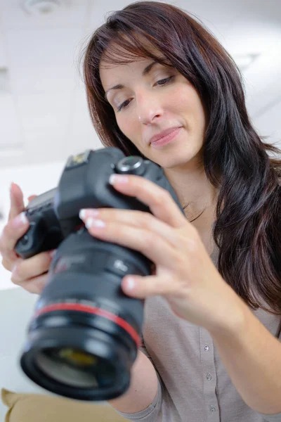 Frau Überprüft Bilder Ihrer Kamera — Stockfoto