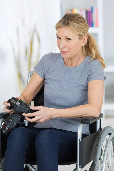 Mulher Cadeira Rodas Divertido Por Fotos Tela Exibição Câmera — Fotografia de Stock