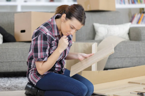 Una Mujer Ensambla Mueble —  Fotos de Stock