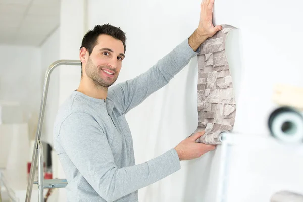 Man Wallpapering Zijn Nieuwe Flat — Stockfoto