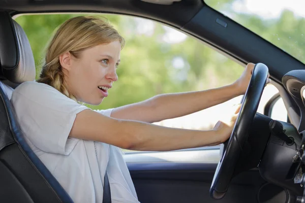 女性は車のクラクソンを使い — ストック写真