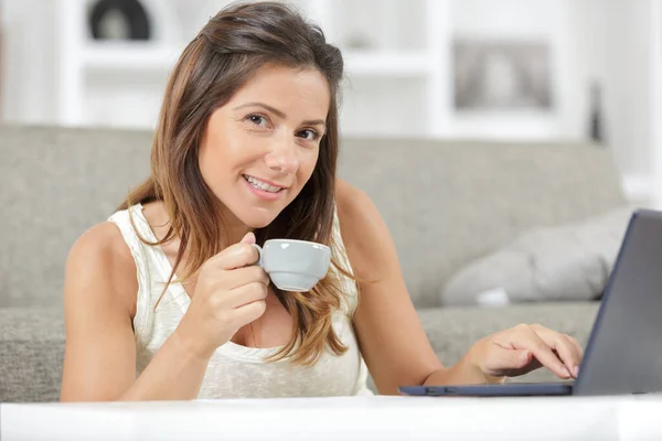 Handskrivning Laptop Med Kaffe — Stockfoto