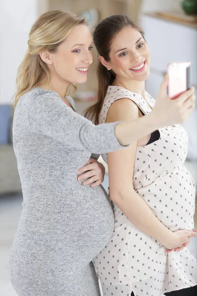 Schöne Schwangere Frau Macht Ein Foto Mit Der Kamera — Stockfoto