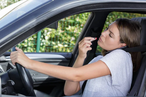 Ung Attraktiv Kvinna Tittar Backspegeln Tillämpa Läppstift — Stockfoto