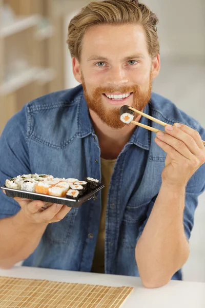 Sushi Amante Comer Casa — Fotografia de Stock