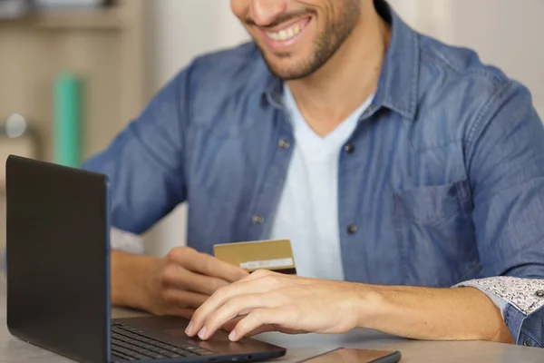 Mann Beim Online Einkaufen — Stockfoto