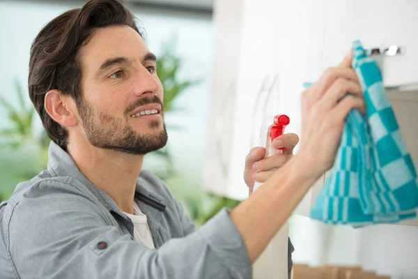 Gelukkig Baard Man Schoonmaken Van Zijn Flat — Stockfoto