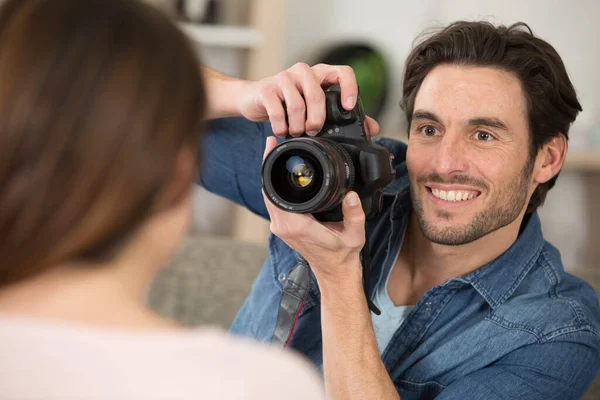 Fotógrafo Modelo Trabajando Moderno Estudio Iluminación — Foto de Stock