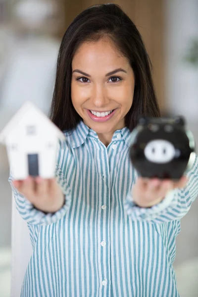 Vrouw Houdt Spaarvarken Bank Huis Model — Stockfoto