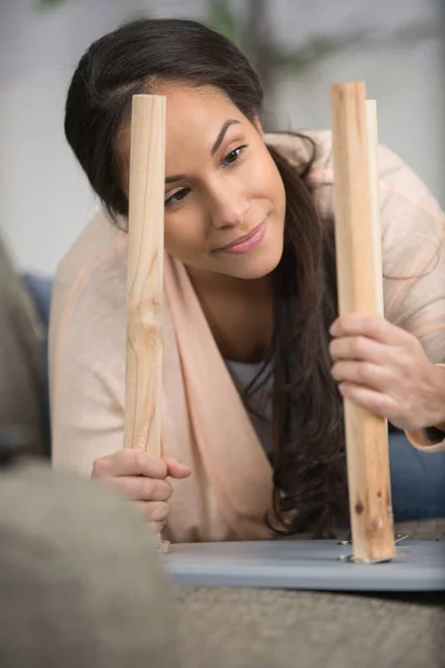 Een Jonge Vrouw Die Thuis Stoel Repareert — Stockfoto