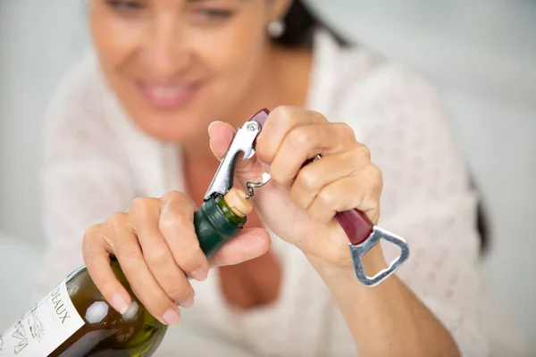 Kvinna Öppna Vinflaska Med Korkskruv — Stockfoto