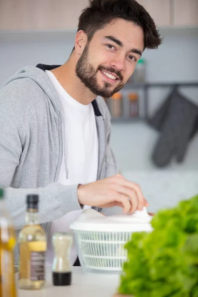 Een Man Klaar Voor Het Eten Van Salade — Stockfoto