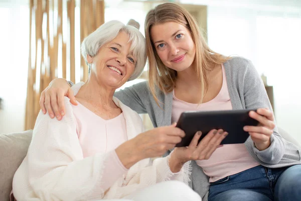 Frau Führt Seniorin Mit Tablet Ins Internet Ein — Stockfoto