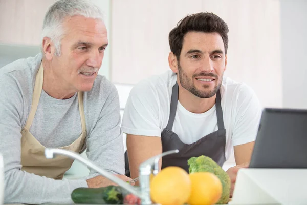 Fils Père Aîné Dans Cuisine Maison Utilisant Tablette — Photo