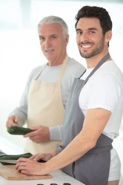 Hipster Zoon Met Zijn Senior Vader Koken — Stockfoto