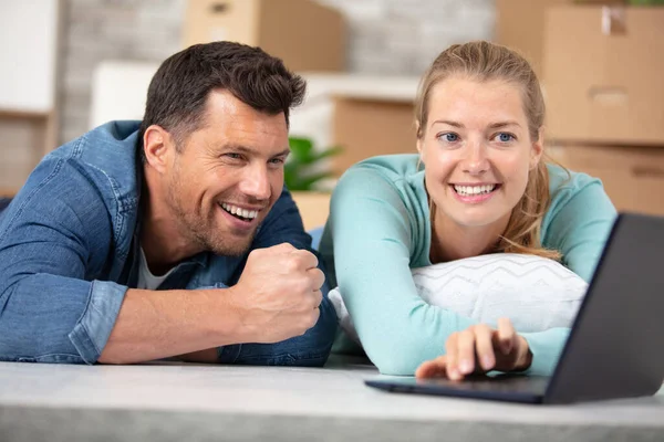 Portrait Beautiful Couple Using Laptop — Stock Photo, Image