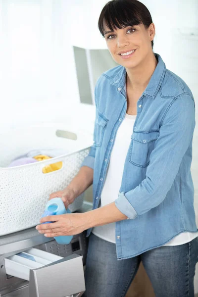 Γυναίκα Ρίχνει Conditioner Ύφασμα Στο Συρτάρι Πλυντήριο — Φωτογραφία Αρχείου