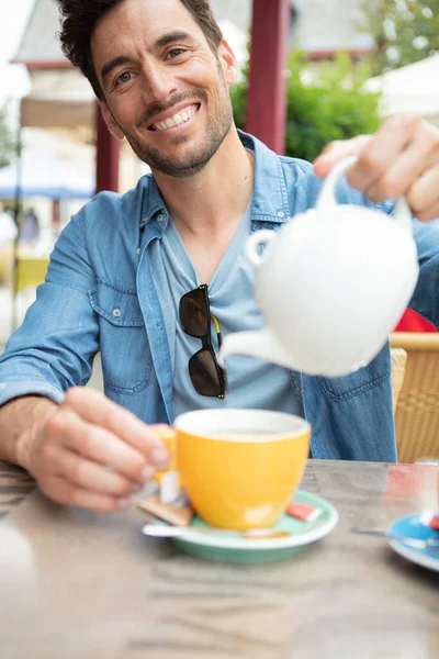 Feliz Elegante Caballero Verter Taza — Foto de Stock