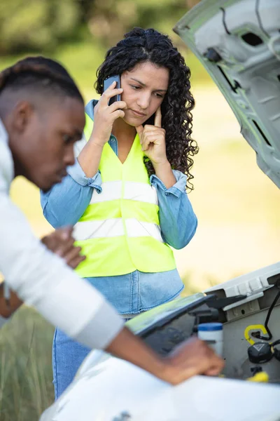 Donna Chiama Assicurazione Dopo Auto Guasto — Foto Stock