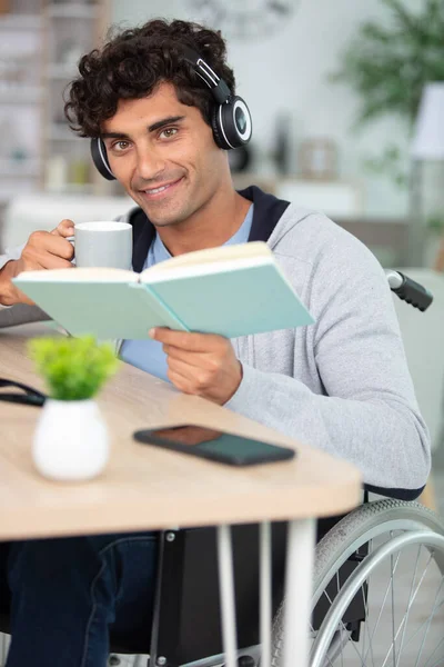 Deficiente Homem Ouvir Música Ler Livro — Fotografia de Stock