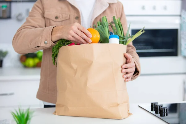 Man Packa Upp Shopping Från Papperspåse — Stockfoto