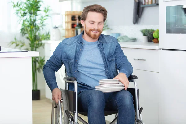 Joven Feliz Discapacitado Hombre Sentado Silla Ruedas Con Placas — Foto de Stock